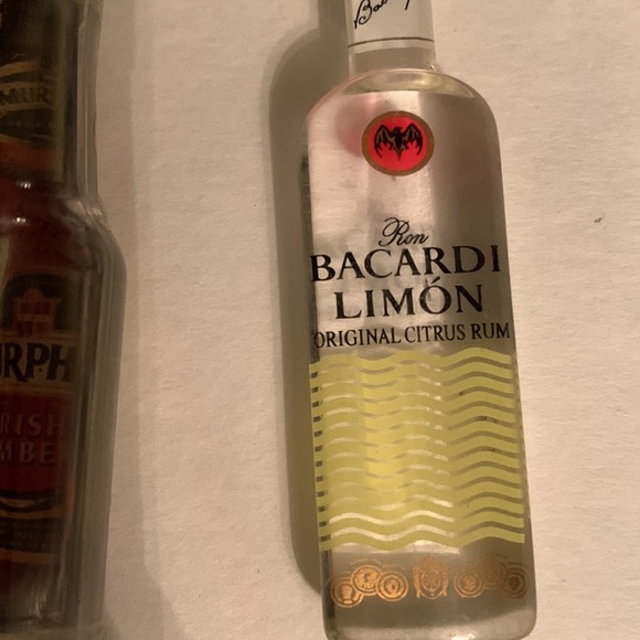 2 liquor keychains Bicardi Limon Murphys Irish amber - Picture 4 of 7